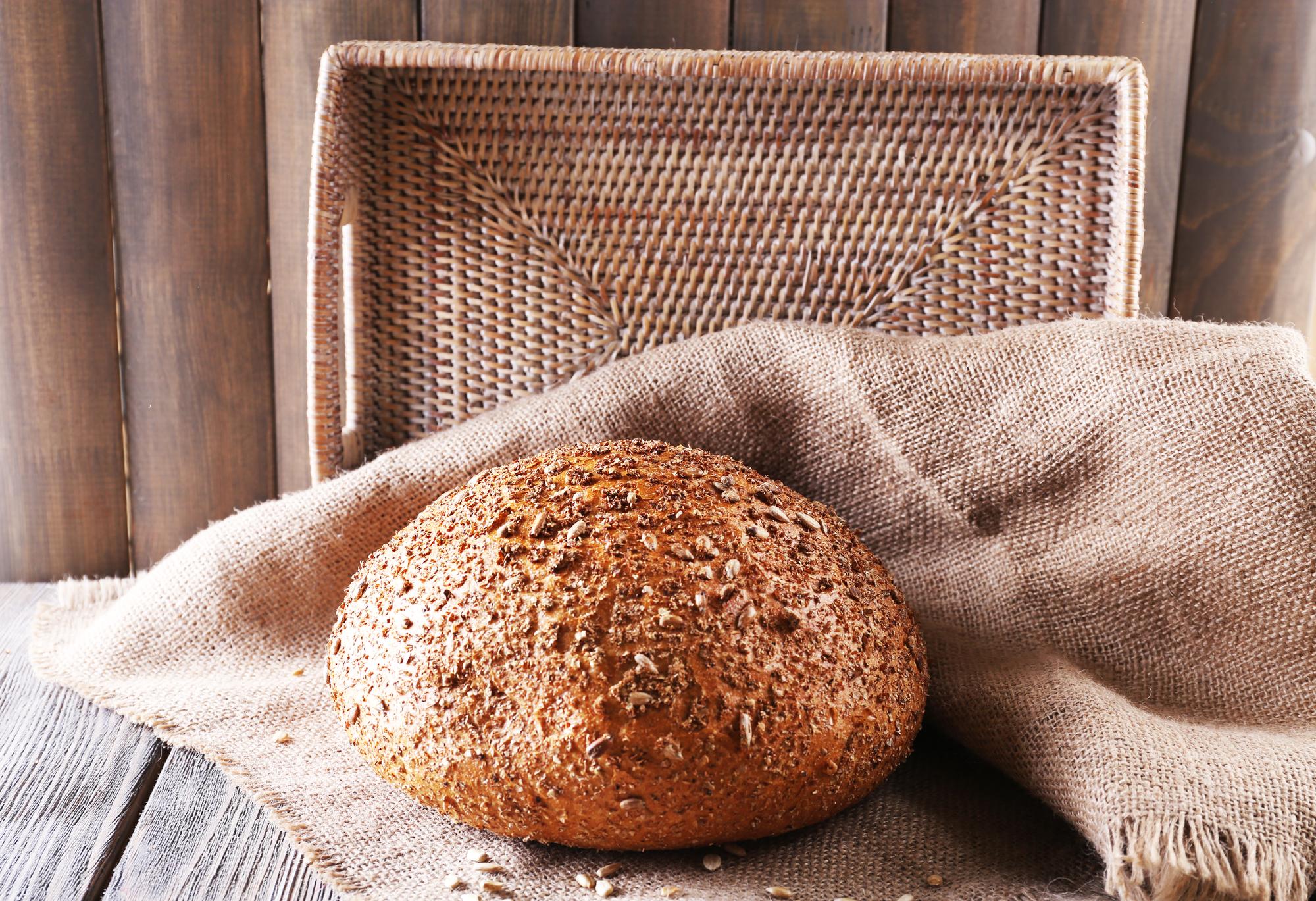 Pan de centeno oscuro y aromático en cesto.