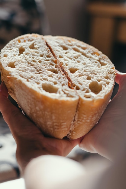 Interior de pan de masa madre con grandes alveolos.