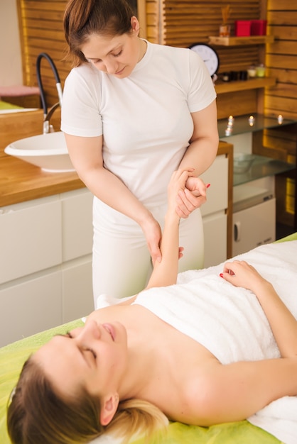 Sesión de drenaje linfático en extremidades superiores.