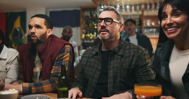 Equipo de Bar Trosky sirviendo a clientes en un ambiente cálido y familiar.