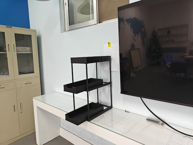 Soporte articulado compacto con TV en posición plegada.