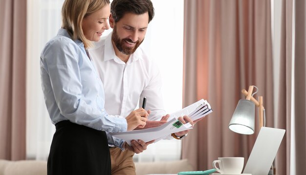 Asesor fiscal analizando impuestos de propiedades.