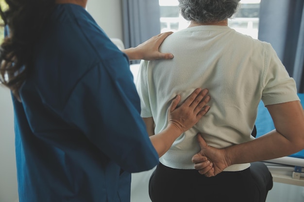 Paciente recibiendo tratamiento manual para dolor de espalda en cabina.