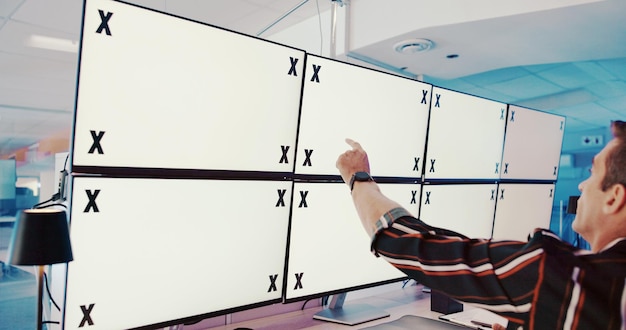 Soporte múltiple con varias TVs instaladas.