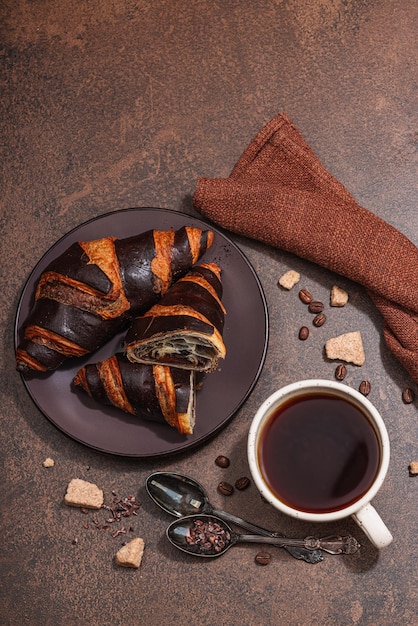 Croissant de chocolate con relleno visible y vaporoso.