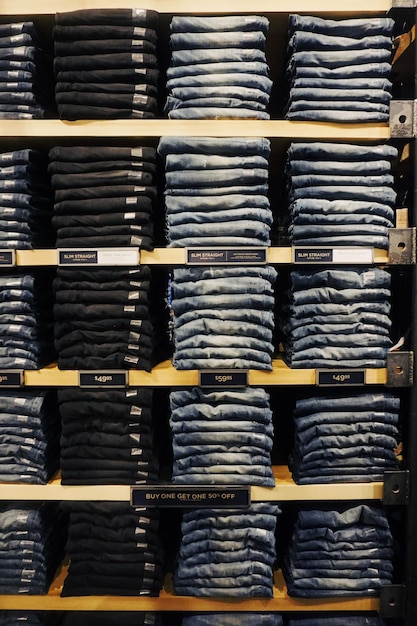 Jeans streetwear organizados en estanterías.