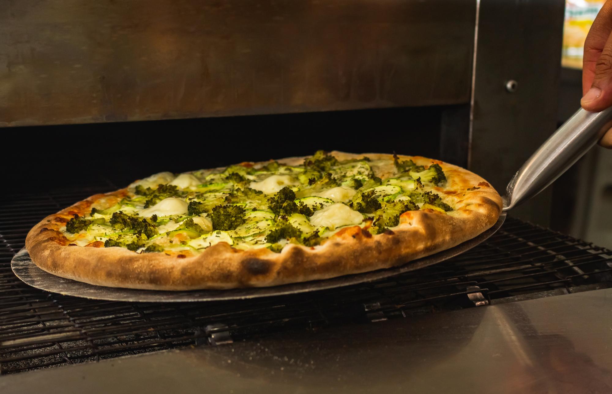 Pizza pequeña recién horneada con ingredientes frescos.