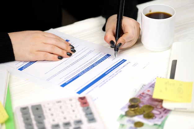 Formulario de subvenciones siendo revisado.