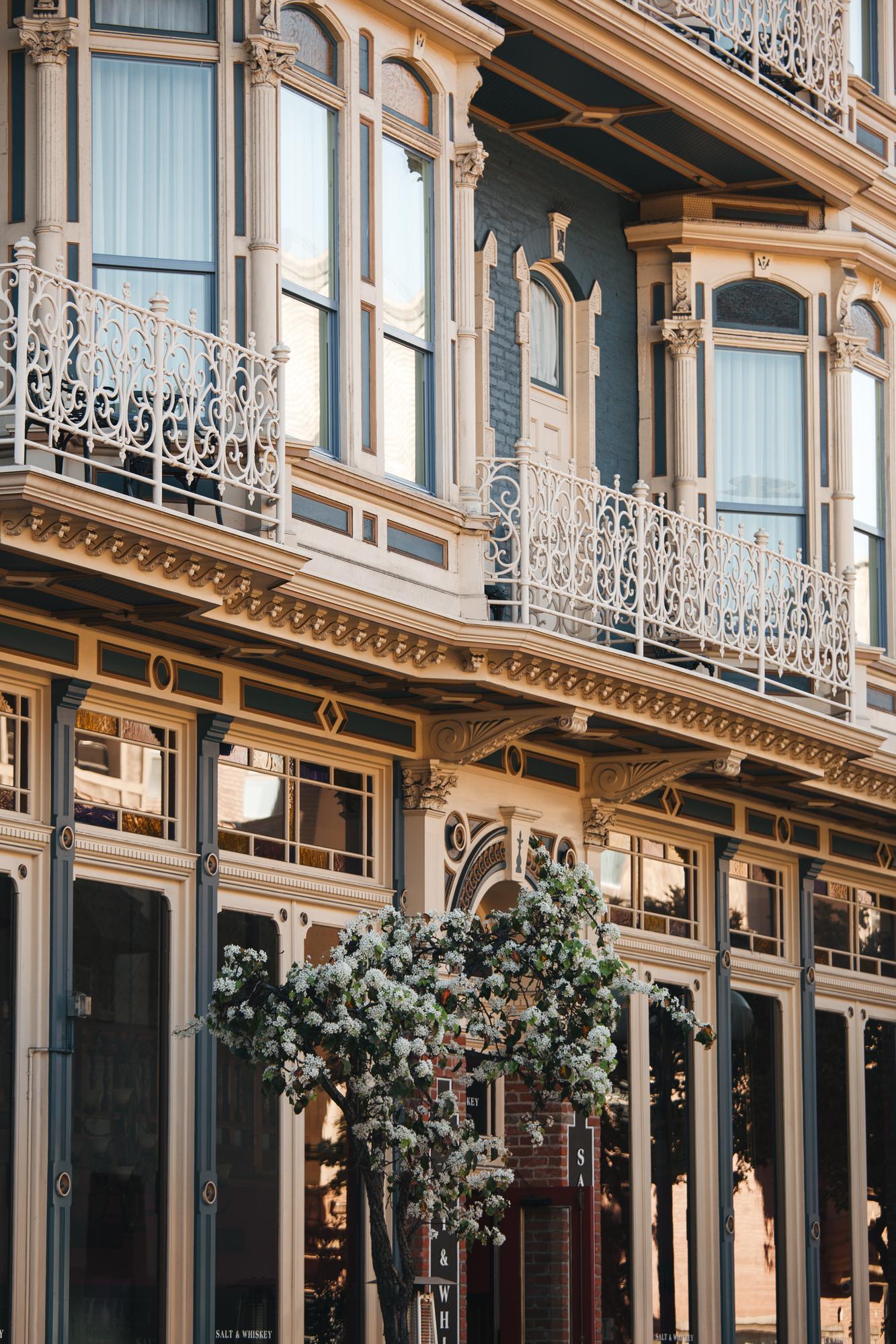 Fachada del Hôtel Joyet de Maubec, un edificio histórico renovado en la Place des Vignerons de Uzerche, con detalles elegantes y ambiente acogedor.