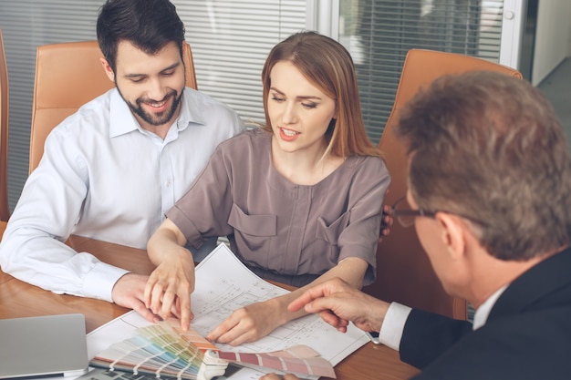 Asesor explicando hipoteca a cliente en oficina.