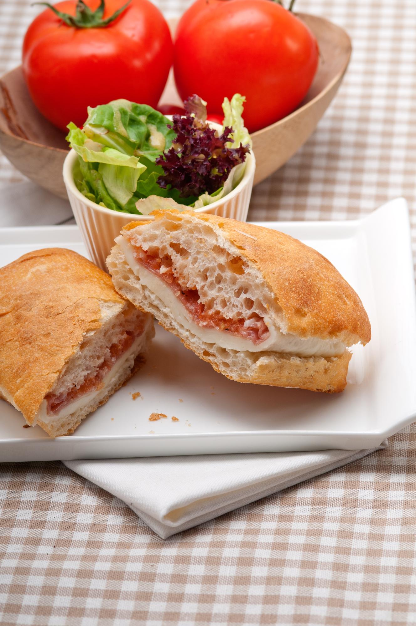 Bocadillo fresco con jamón y vegetales.