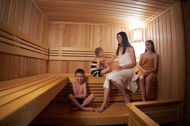 Interior espacioso de sauna familiar con asientos para varios usuarios.