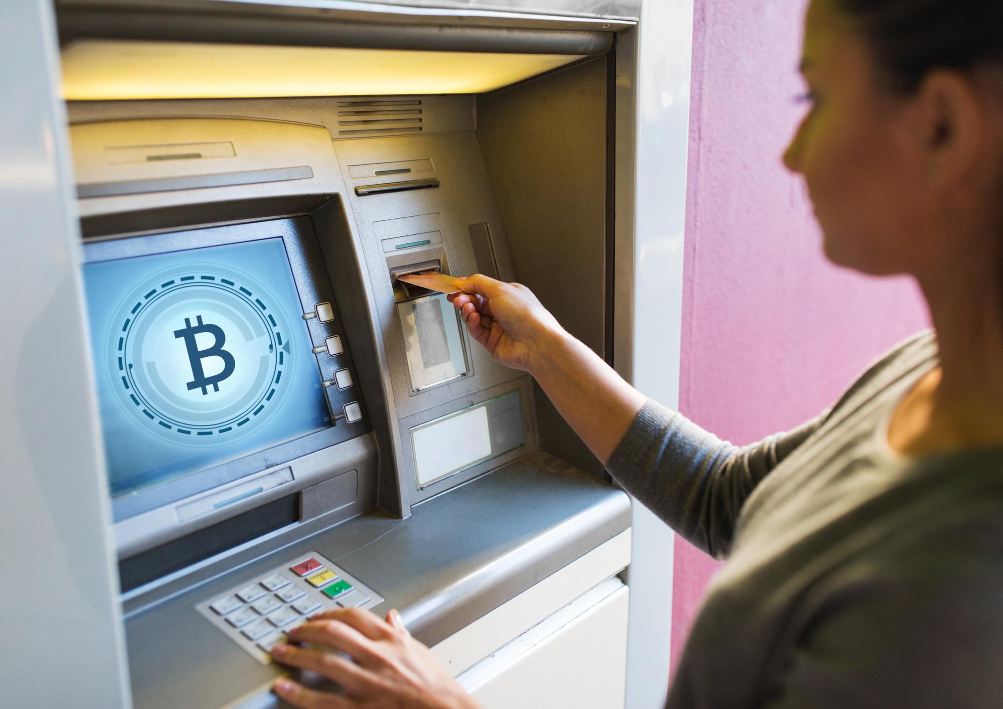 Pantalla del ATM de Bitcoin confirmando compra de gran cantidad de BTC.