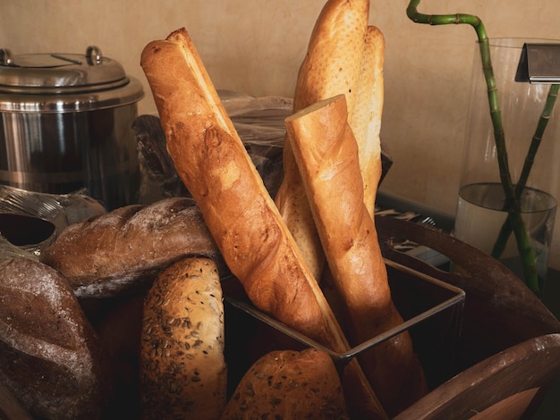 Baguette tradicional fresca en una cesta de mimbre.
