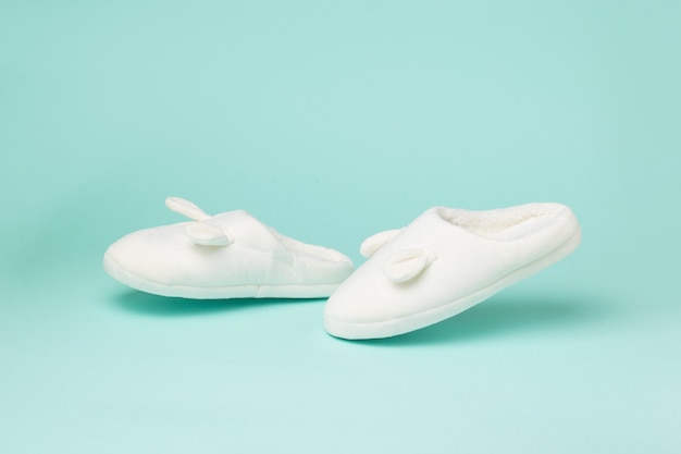 Zapatillas suaves para bebés en colores vibrantes.