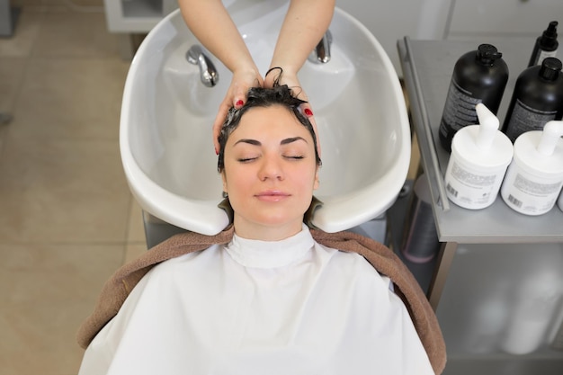 Cliente disfrutando masaje en cuero cabelludo.