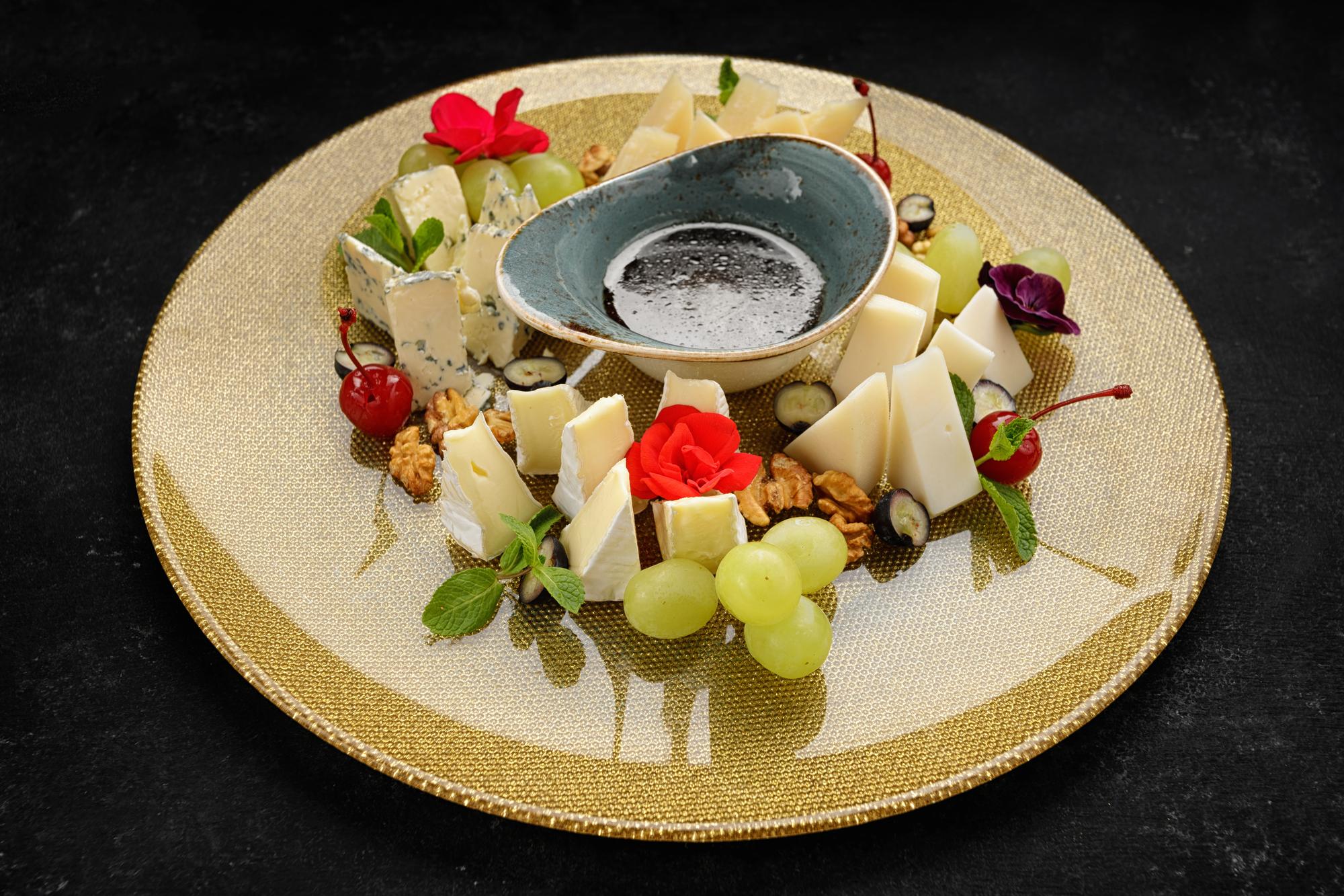 Selección de tapas gourmet presentadas con estilo artístico.