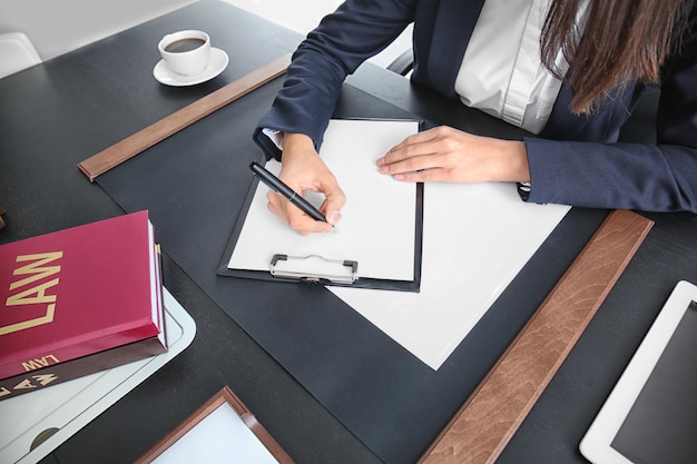 Firma de contratos empresariales en gestaría.