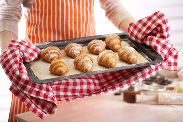 Bollo suizo con cobertura de azúcar brillante.