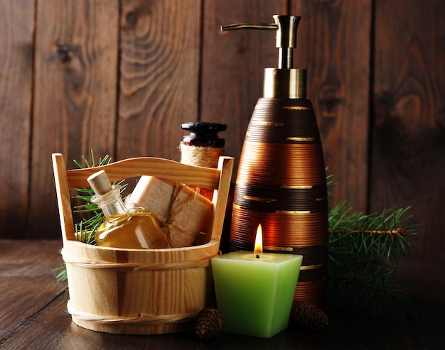 Conjunto de accesorios sauna dispuestos en una mesa de madera.