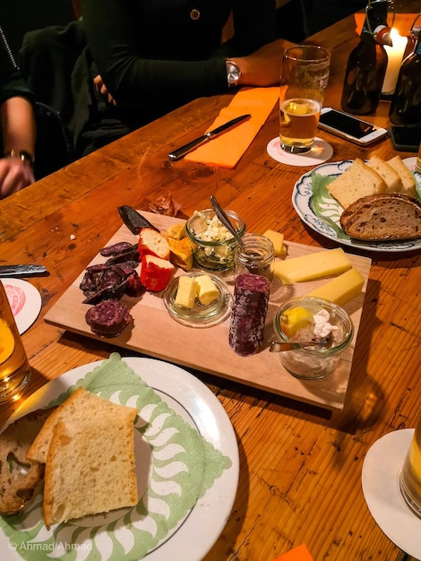 Interior acogedor de Bar Trosky con tapas frescas en el mostrador y clientes en la barra.