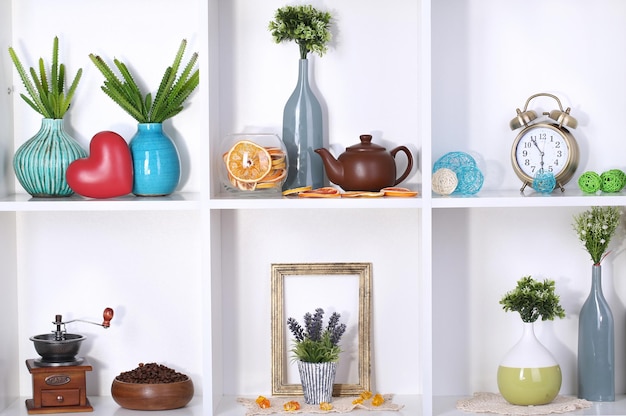 Accesorios decorativos en estantería.