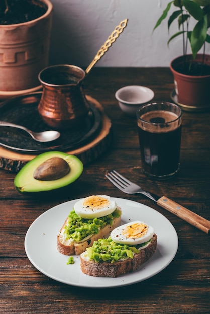 Tostada saludable con aguacate y toppings frescos.