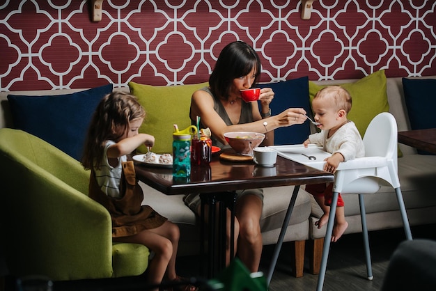 Familia disfrutando comida en el bar.