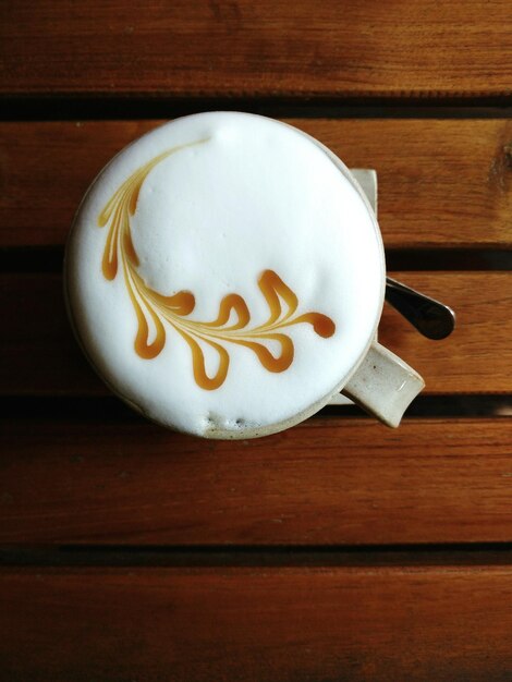 Capuchino con patrón en la espuma de leche.