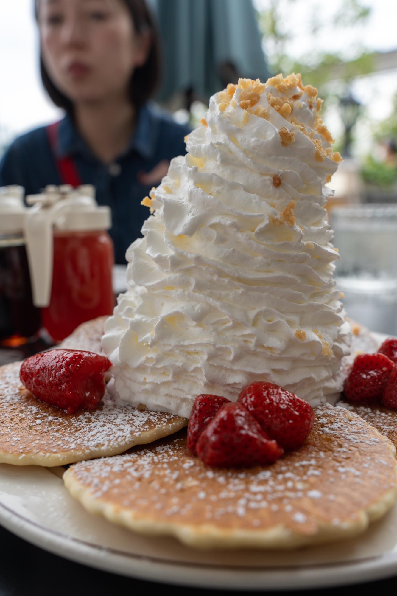Napolitana dulce con glaseado y crema.