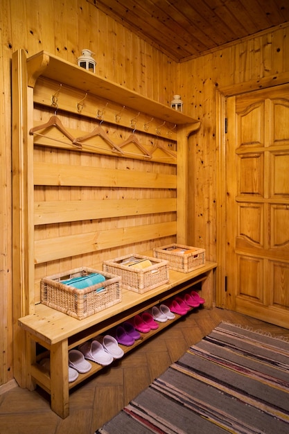 Sauna clásica de cedro con diseño rústico y vapor visible.