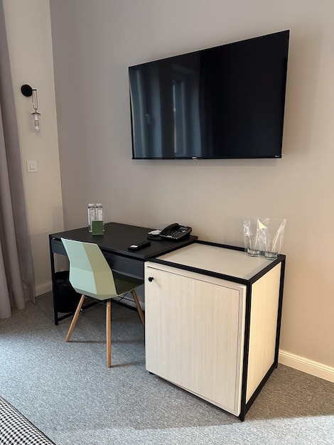 Soporte esquinero para TV en ángulo de pared.