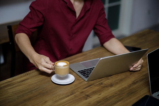 Espacio de trabajo en café con laptop y café.