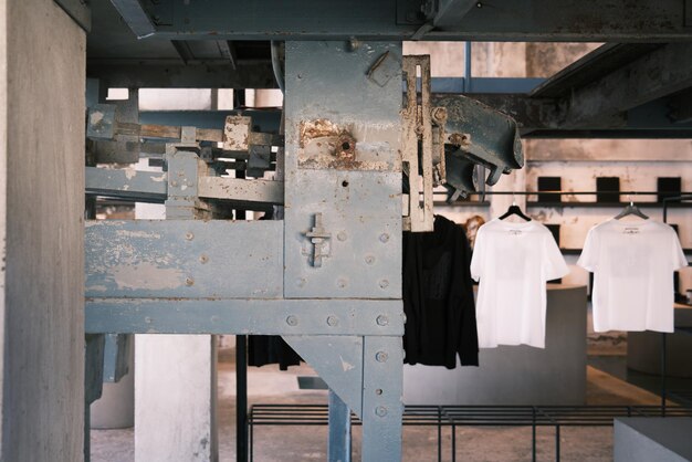 Variedad de camisetas streetwear colgadas en la tienda NUDE PROJECT.