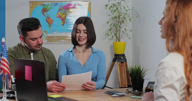 Erfahrenes Beraterteam mit Paraguay-Dokumenten und Kunden im modernen Büro.