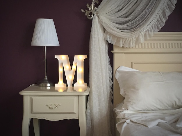 Par de mesitas con cajones y lámparas en estilo nórdico.