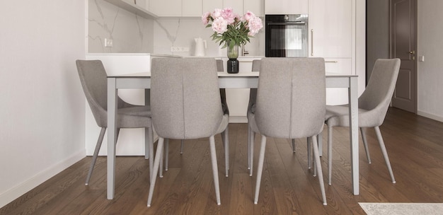 Mesa redonda con seis sillas en comedor moderno.