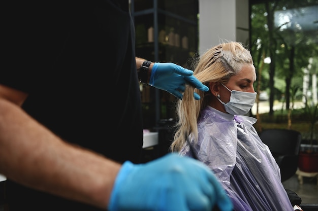 Aplicación de coloración capilar en peluquería profesional.