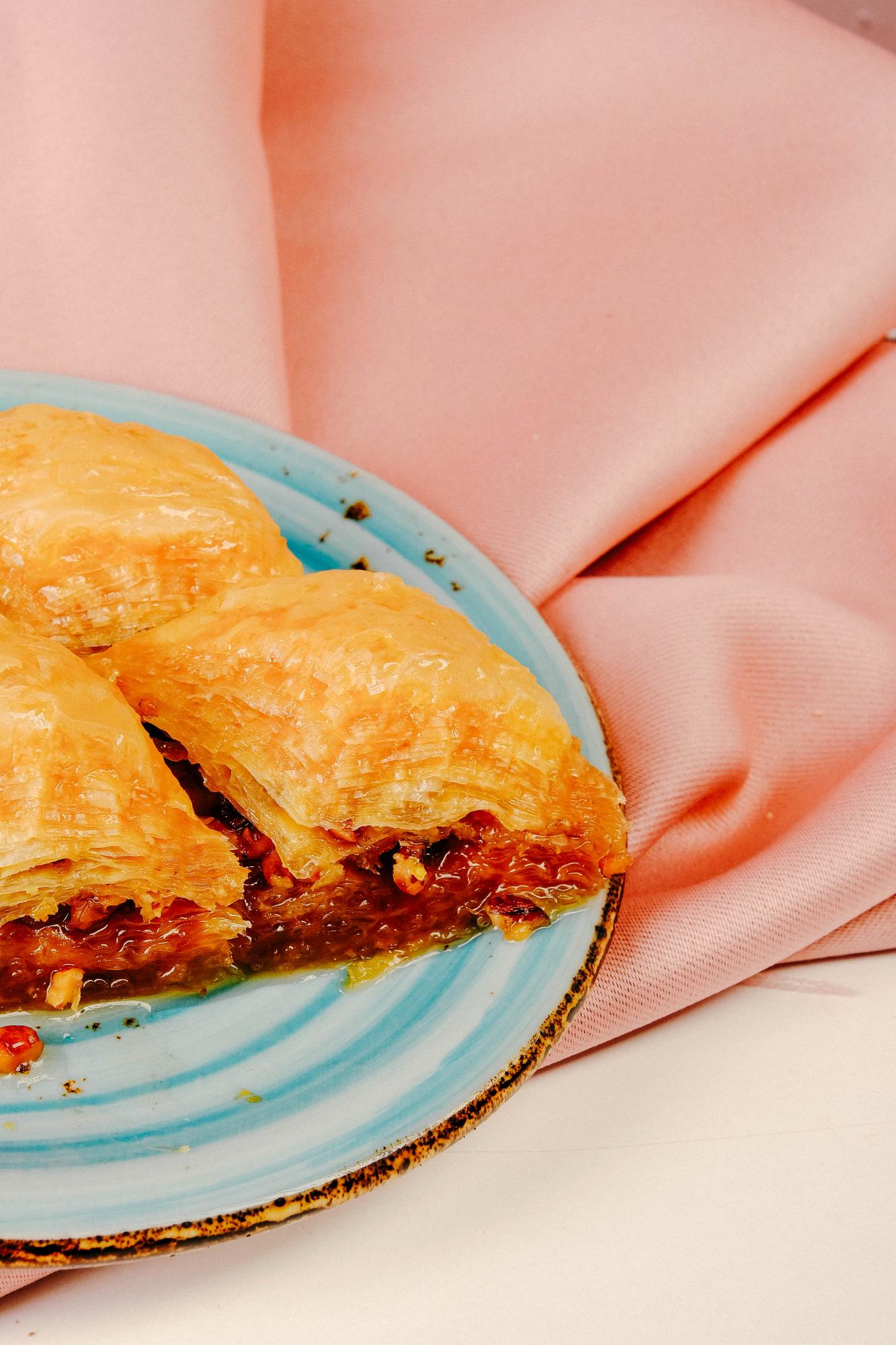 Empanada con relleno visible y masa dorada.