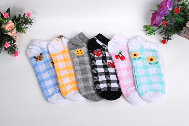 Calcetines infantiles con patrones divertidos.