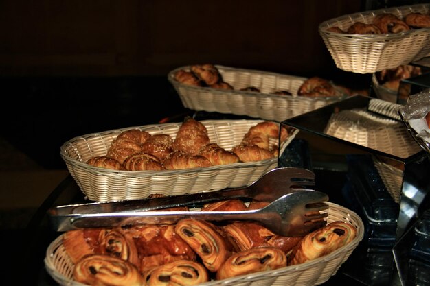 Selección de bollería fresca en bandeja de cafetería.