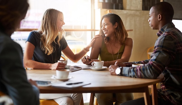 Grupo en reunión informal en zona clubhouse.