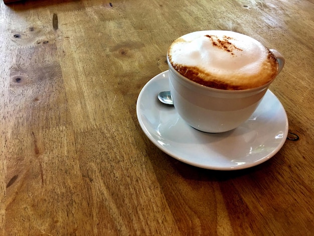 Taza de espresso recién servido con espuma cremosa.