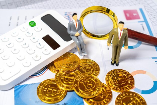 Asesor revisando documentos de legalización de criptoactivos en escritorio profesional.