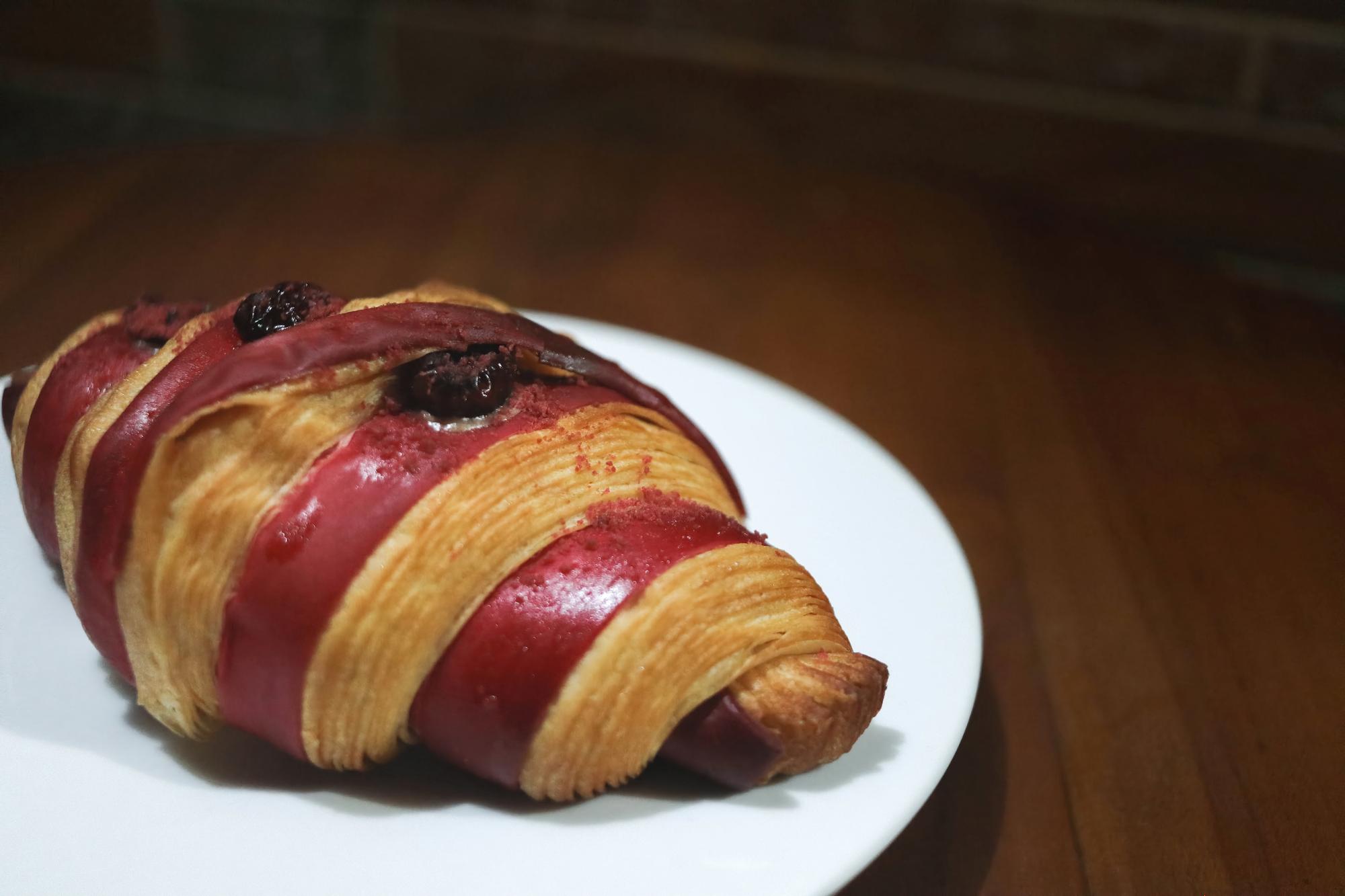 Croissant crujiente con chocolate derretido.