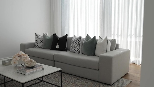 Sofá modular configurable en tonos neutros sobre alfombra clara.