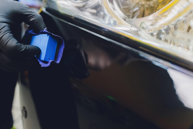 Sellador de nanotecnología aplicado en pintura de coche para protección.