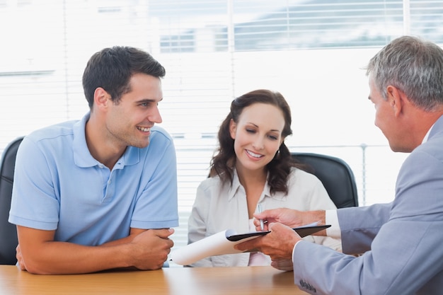 Explicación de póliza de seguro en oficina.