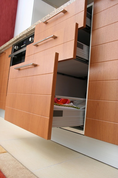 Mueble estrecho para utensilios en cocina funcional.
