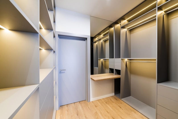 Armario empotrado con compartimentos para ropa y accesorios.